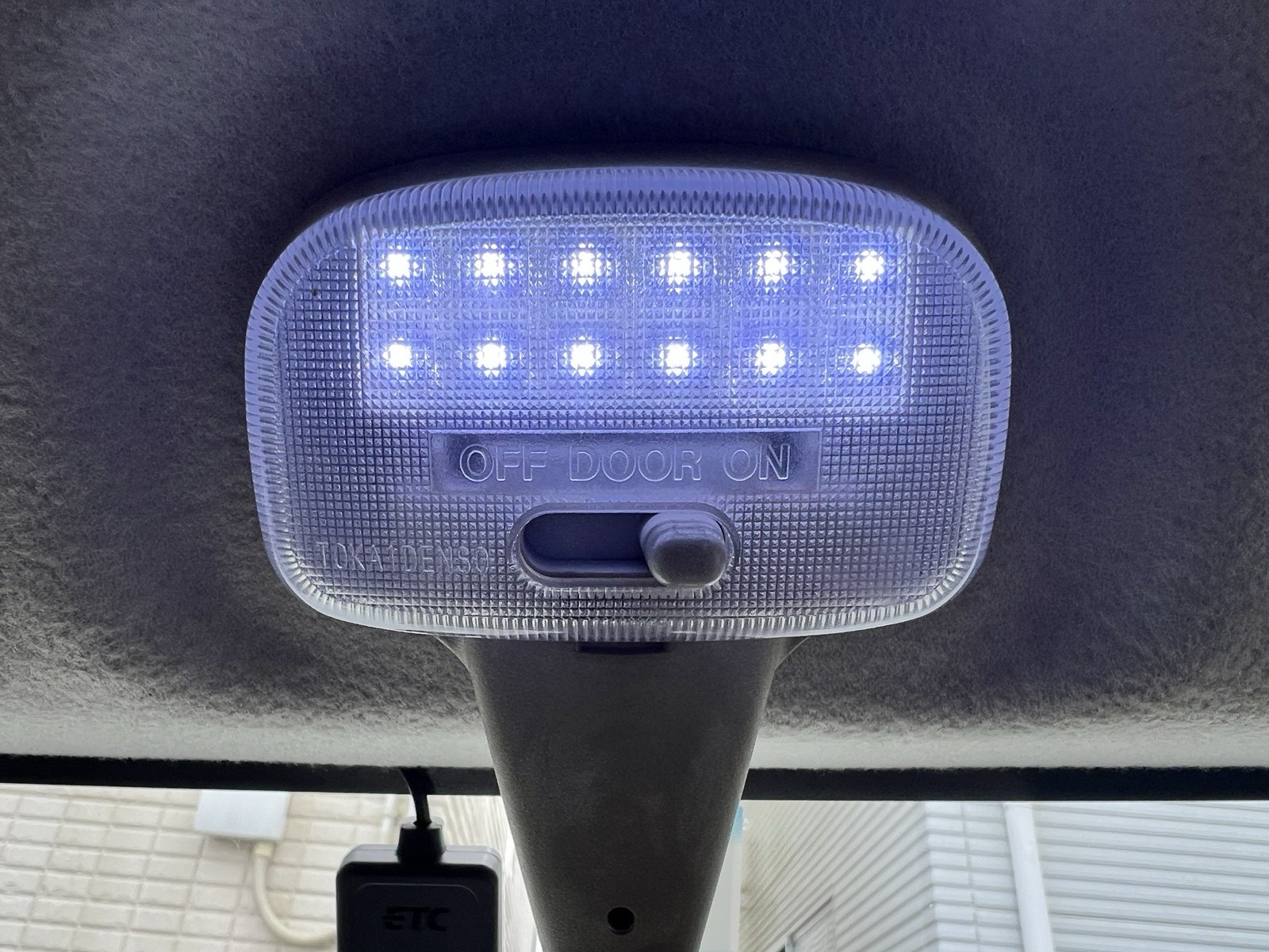 交換前。12粒の青白いLEDを点けたところ