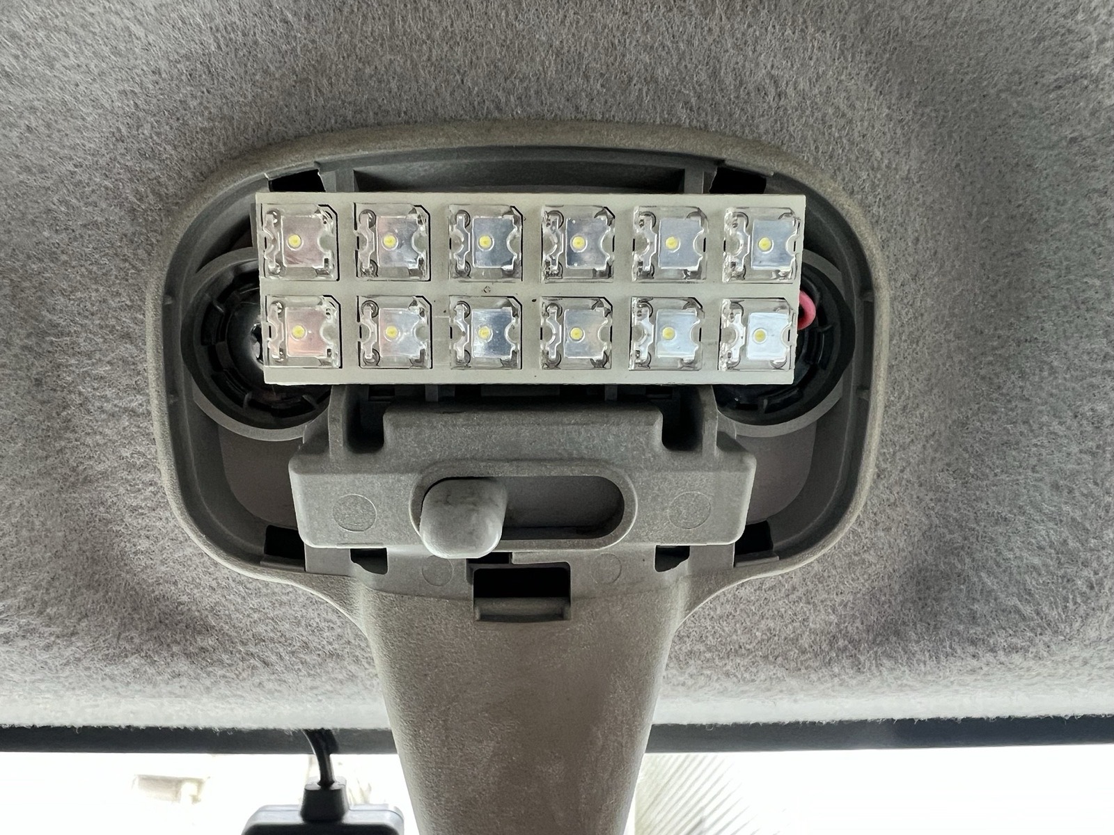 カバーを外したところ。古い12粒のLED