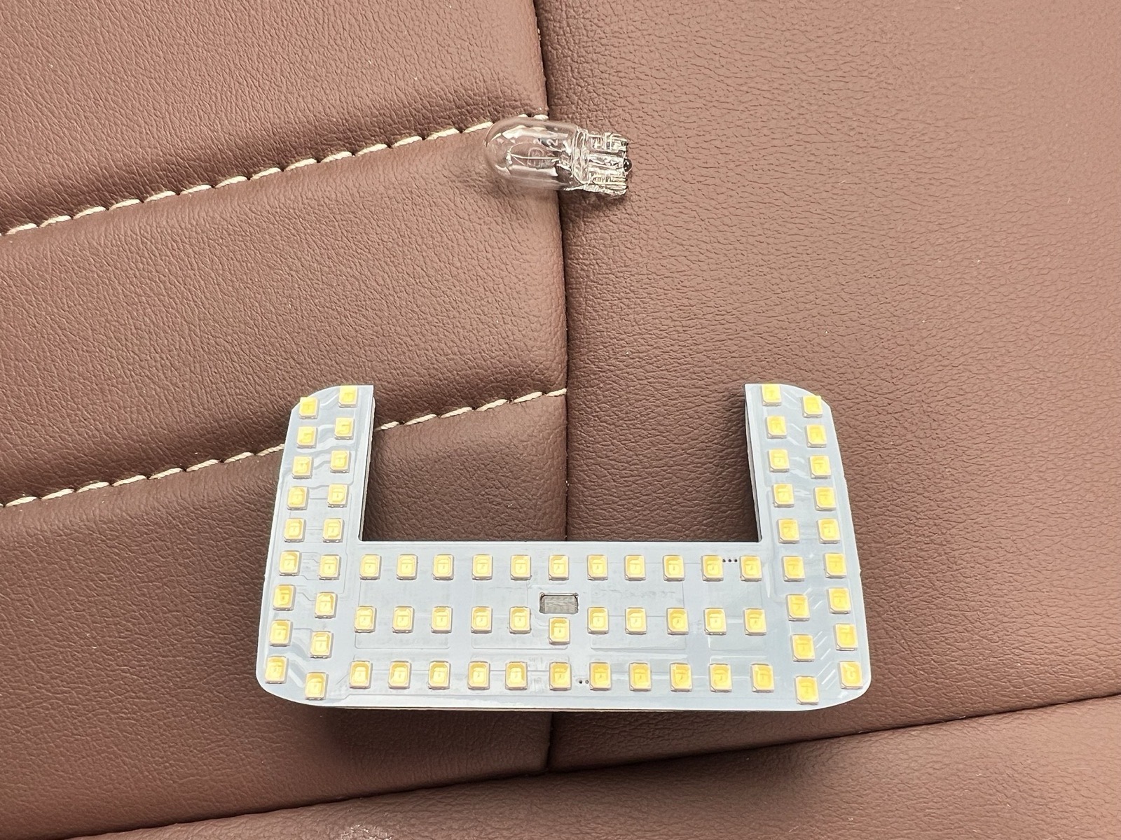豆電球と、新しいLED(後ろ用)